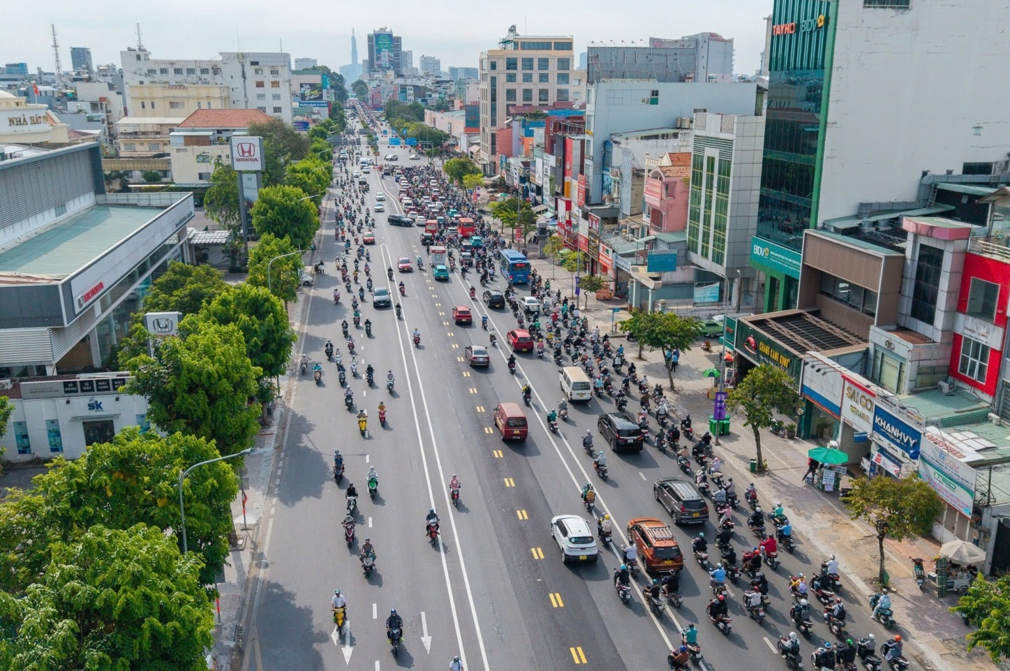 [Chùm ảnh] Tuyến đường đầu tiên tại TP HCM phân làn 3 chiều