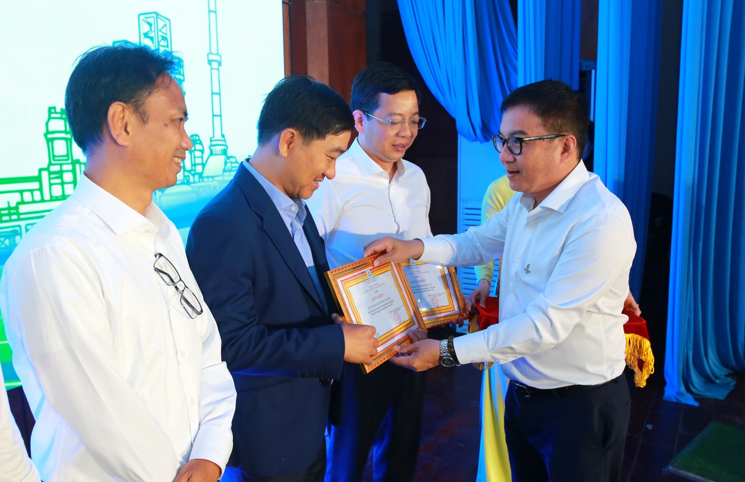 18 năm BSR: “Con người làm nên vị thế trung tâm lọc hóa dầu Việt Nam” 18 năm BSR: “Con người làm nên vị thế trung tâm lọc hóa dầu Việt Nam”