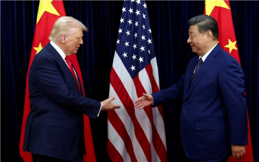 Tổng thống Mỹ Donald Trump bắt tay với Chủ tịch Trung Quốc Tập Cận Bình trong cuộc gặp song phương tại sân bay quốc tế Gimhae, bên lề Hội nghị thượng đỉnh Hợp tác Kinh tế châu Á - Thái Bình Dương (APEC), ở Busan, Hàn Quốc, ngày 30 tháng 10 năm 2025. 