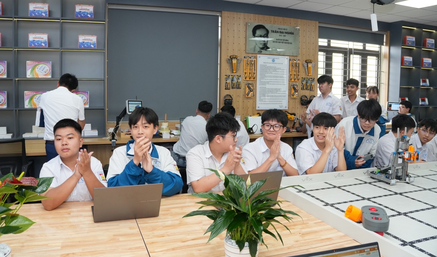 Niềm vui của thầy trò Trường THPT Lạng Giang số 1 khi giấc mơ phòng STEM thành hiện thực