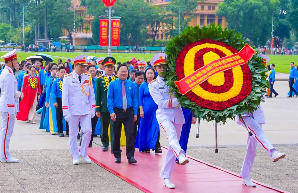 Đoàn đại biểu của Tổng LĐLĐVN, các tập thể, cá nhân tiêu biểu trong “Học tập và làm theo tư tưởng, đạo đức, phong cách Hồ Chí Minh” vào Lăng viếng Chủ tịch Hồ Chí Minh Đoàn đại biểu của Tổng LĐLĐVN, các tập thể, cá nhân tiêu biểu trong “Học tập và làm theo tư tưởng, đạo đức, phong cách Hồ Chí Minh” vào Lăng viếng Chủ tịch Hồ Chí Minh