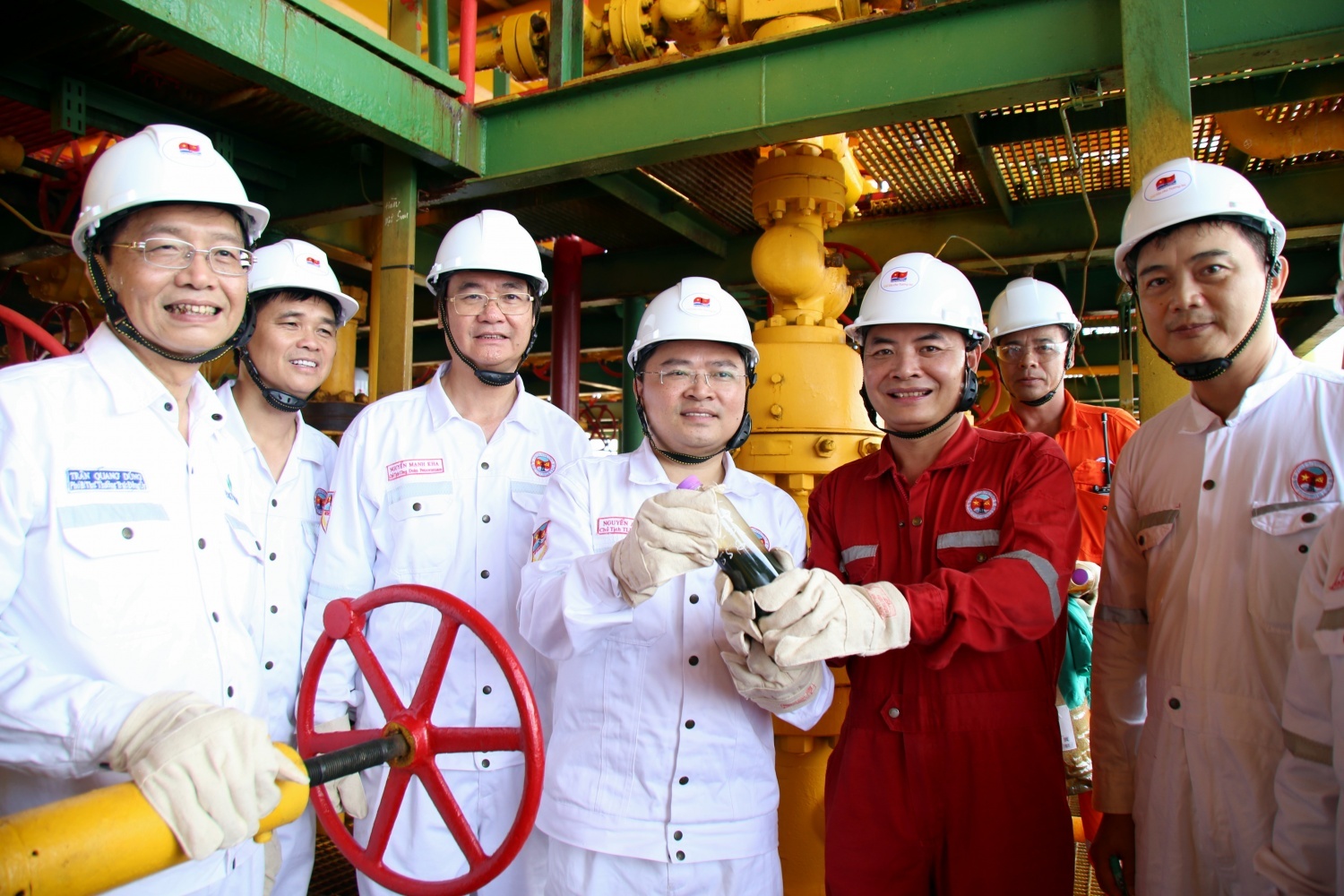 Người lao động Petrovietnam tại các giàn khoan, tiếp tục lan tỏa tinh thần thi đua lao động sáng tạo, học tập và làm theo tư tưởng, đạo đức, phong cách Hồ Chí Minh, góp phần thực hiện mong ước của Bác về xây dựng ngành Dầu khí Việt Nam ngày càng phát triển vững mạnh. Người lao động Petrovietnam tại các giàn khoan, tiếp tục lan tỏa tinh thần thi đua lao động sáng tạo, học tập và làm theo tư tưởng, đạo đức, phong cách Hồ Chí Minh, góp phần thực hiện mong ước của Bác về xây dựng ngành Dầu khí Việt Nam ngày càng phát triển vững mạnh.