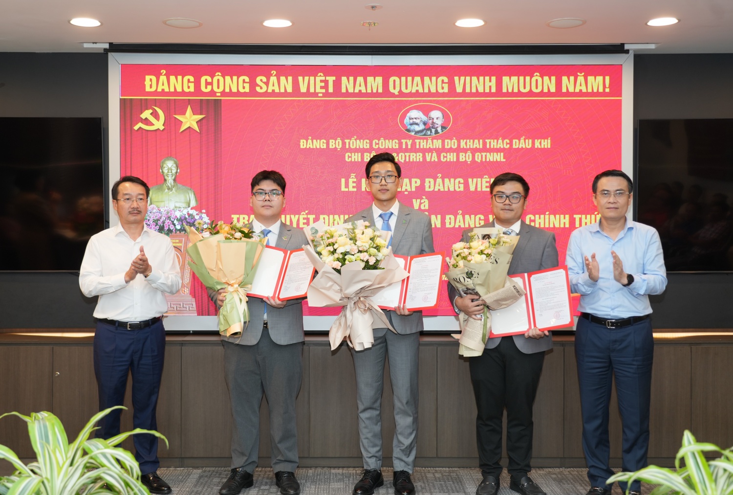 PVEP tổ chức Lễ kết nạp đảng viên nhân kỷ niệm 136 năm Ngày sinh Chủ tịch Hồ Chí Minh