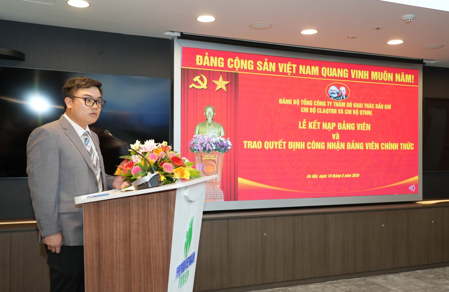 PVEP tổ chức Lễ kết nạp đảng viên nhân kỷ niệm 136 năm Ngày sinh Chủ tịch Hồ Chí Minh
