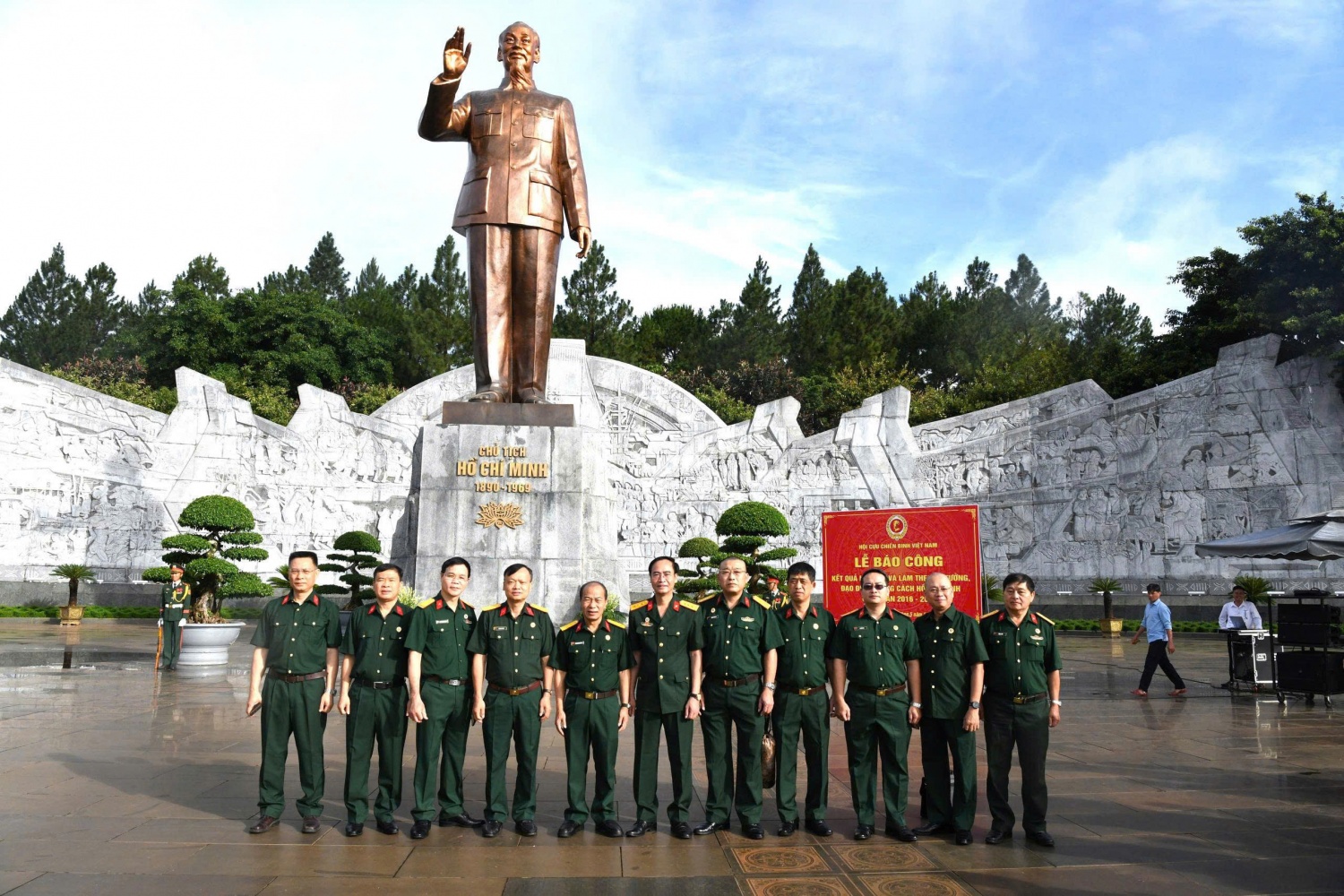 Hội CCB Petrovietnam tham dự lễ báo công lên Bác