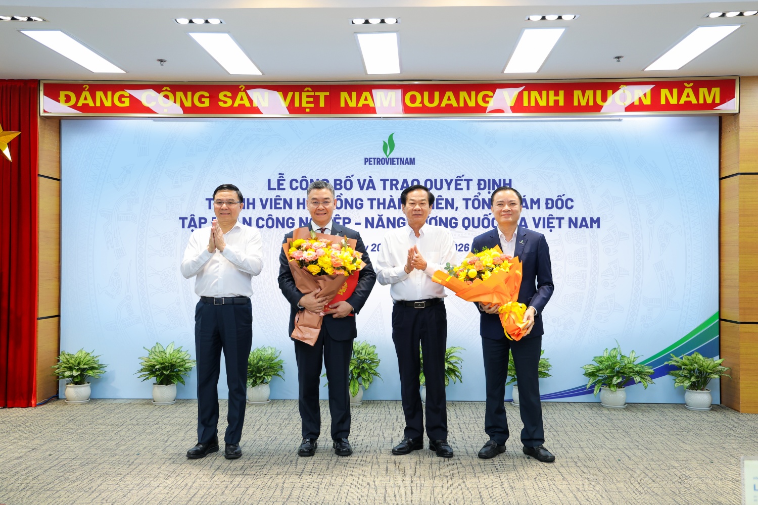 Công bố và trao quyết định Thành viên HĐTV, Tổng Giám đốc Tập đoàn Công nghiệp - Năng lượng Quốc gia Việt Nam