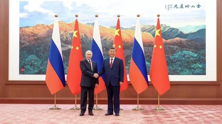 Tổng thống Nga và Chủ tịch Trung Quốc bắt tay trước khi bước vào hội đàm. Tổng thống Nga và Chủ tịch Trung Quốc bắt tay trước khi bước vào hội đàm.