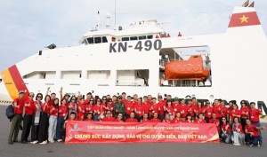 Petrovietnam thăm, động viên cán bộ chiến sĩ, người dân tại huyện đảo Trường Sa và Nhà Giàn DK-I/20