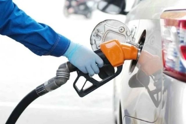 Giá xăng bật tăng mạnh, RON 95 vượt mốc 25.500 đồng/lít
