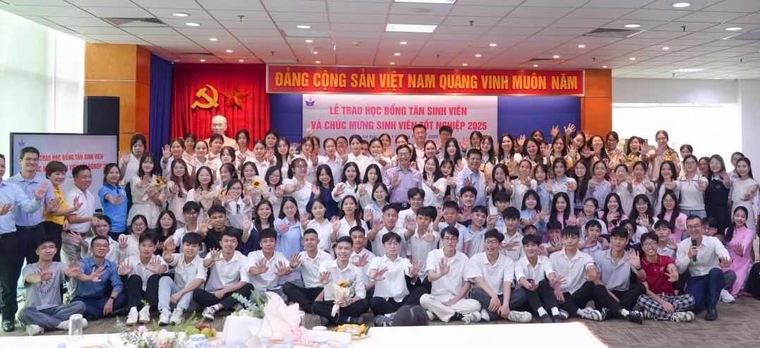 Những câu chuyện cảm động phía sau hồ sơ đăng ký học bổng "Thắp Sáng Niềm Tin"