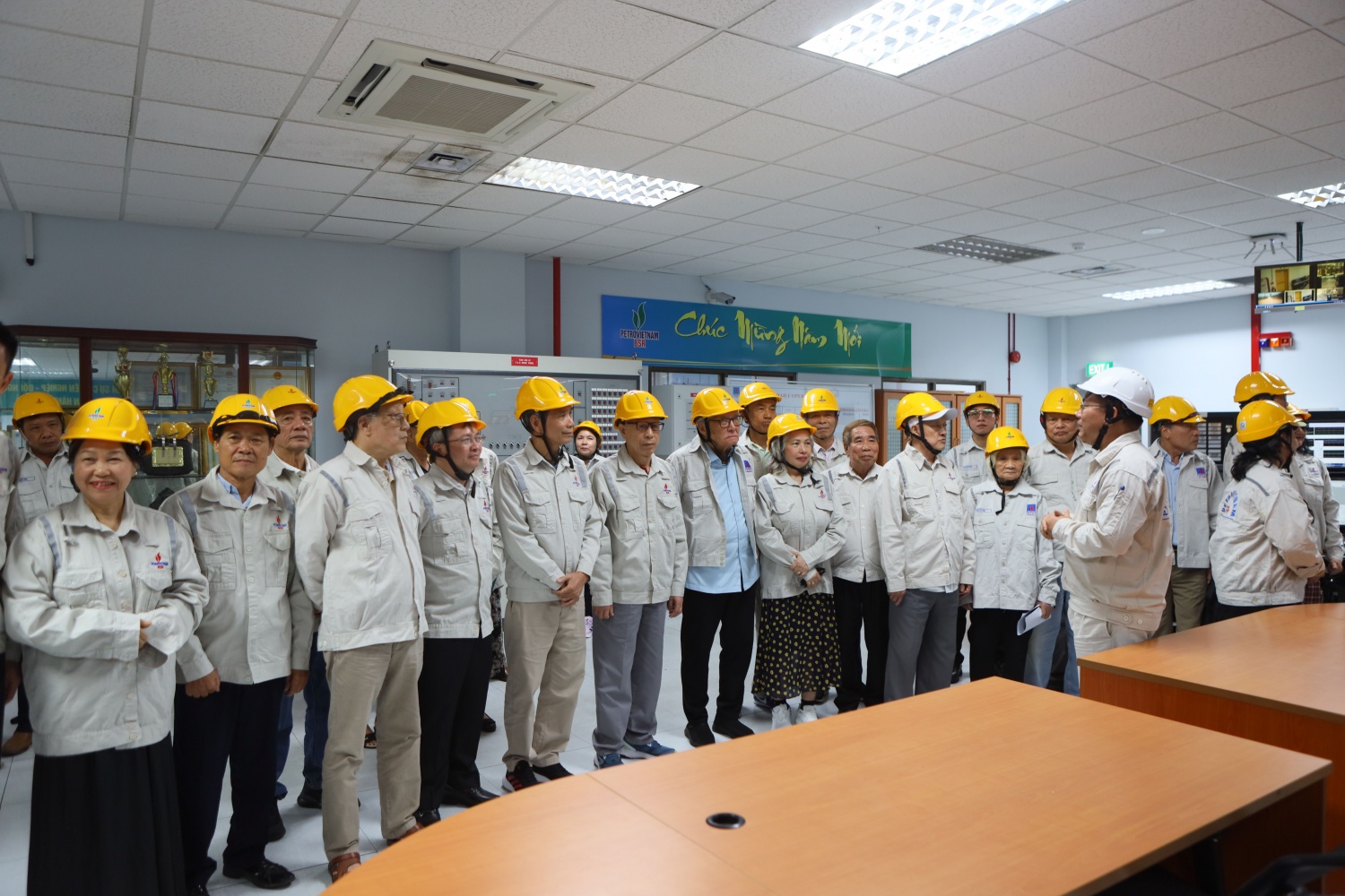 Các đồng chí nguyên lãnh đạo BSR và các cán bộ hưu trí thăm và quan sát tình hình hoạt động của NMLD Dung Quất.