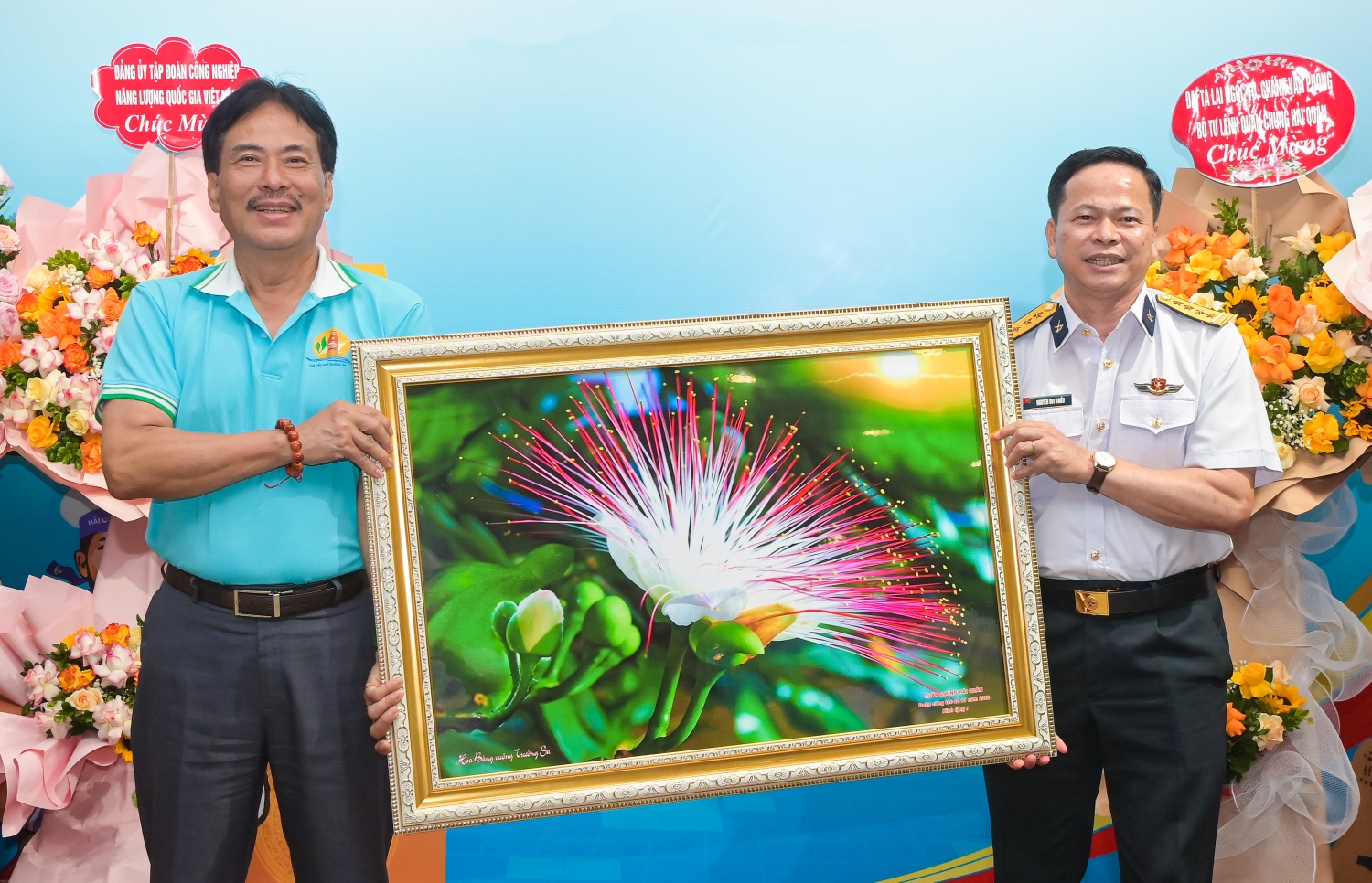 Đại tá Nguyễn Duy Kiều - Phó Chủ nhiệm Hậu cần Kỹ thuật Quân chủng Hải quân đã đại diện trao hoa và quà chúc mừng, thể hiện tình cảm gắn bó, đồng hành giữa Quân chủng Hải quân và Petrovietnam trong các hoạt động hướng về biển đảo quê hương.