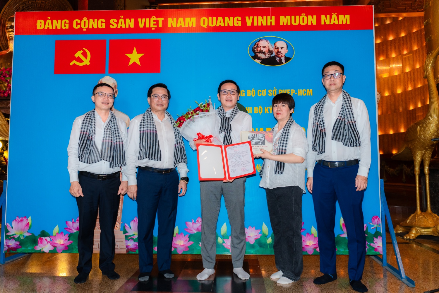 Chi bộ Kỹ thuật PVEP HCM kết nạp 3 đảng viên mới