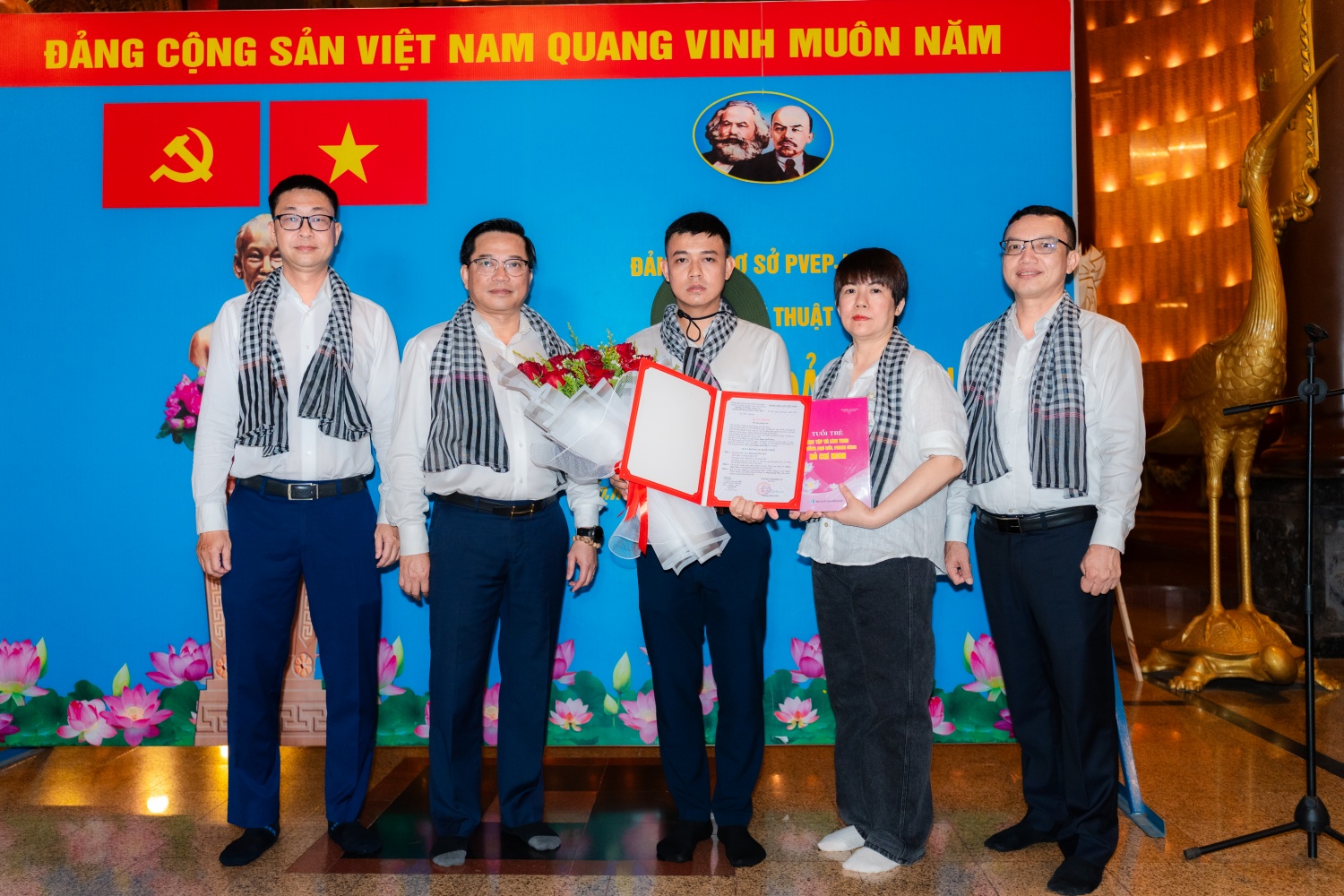 Chi bộ Kỹ thuật PVEP HCM kết nạp 3 đảng viên mới