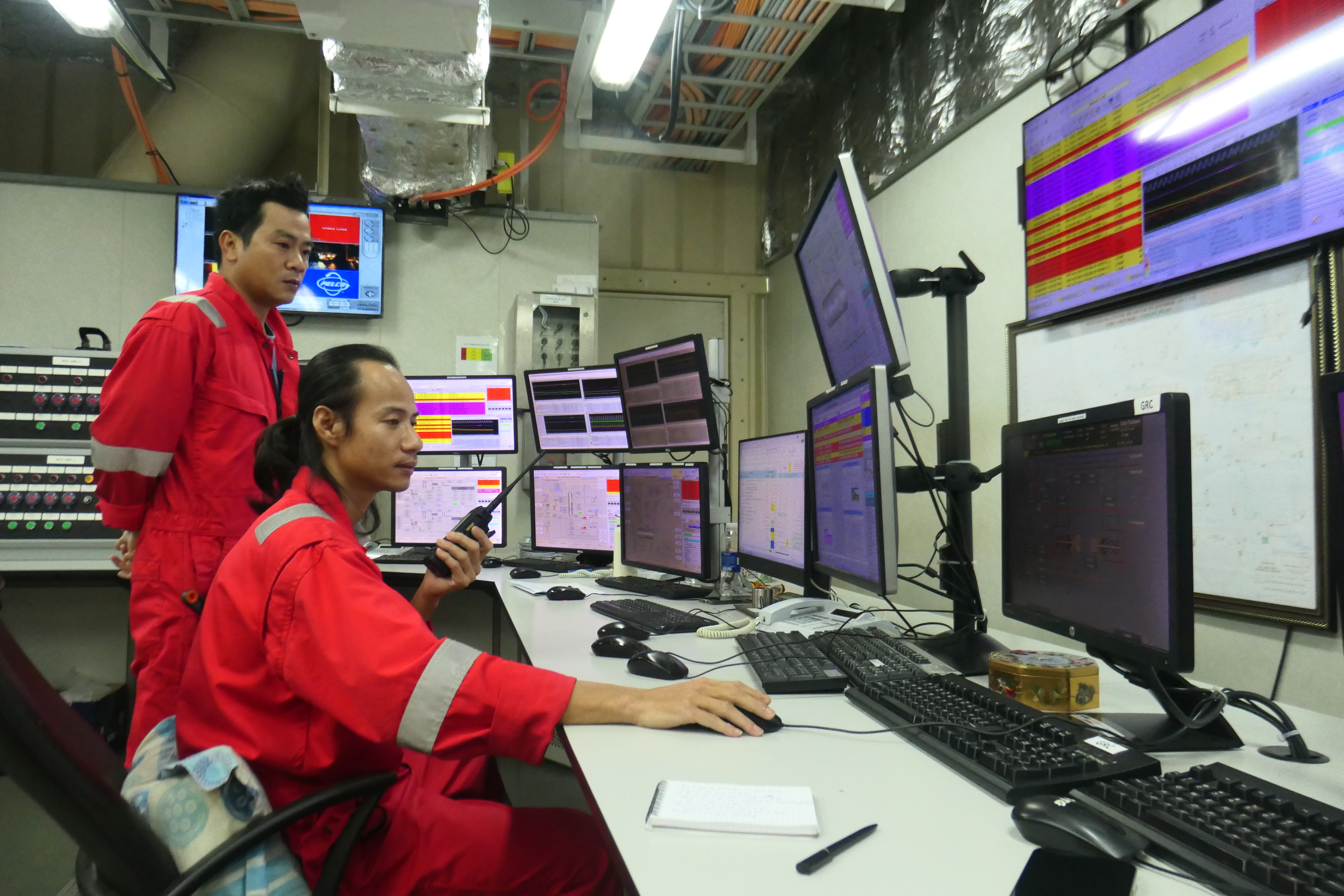 Vào lúc 0h0 phút ngày 30.5, Trưởng ca Lê Thanh Hóa và Đốc công Trần Mạnh Sĩ ra lệnh giảm áp máy nén khí và chuẩn bị xả áp trong các giếng dầu, giếng bơm khí.