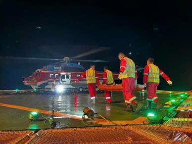 Giàn Đại Hùng kịp thời cấp cứu ngư dân gặp nạn trên biển Giàn Đại Hùng kịp thời cấp cứu ngư dân gặp nạn trên biển