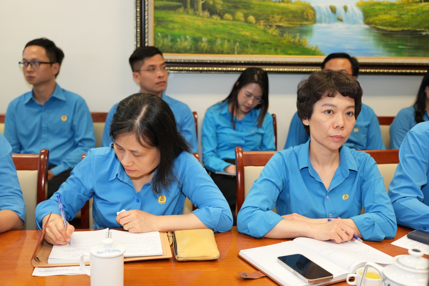 Các đảng viên chi bộ lắng nghe, Các đảng viên chi bộ lắng nghe,