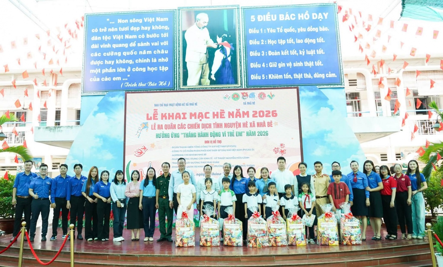 Lãnh đạo, Đoàn Thanh niên xã Nhà Bè cùng đại diện Đoàn Thanh niên các đơn vị tài trợ và các em học sinh 