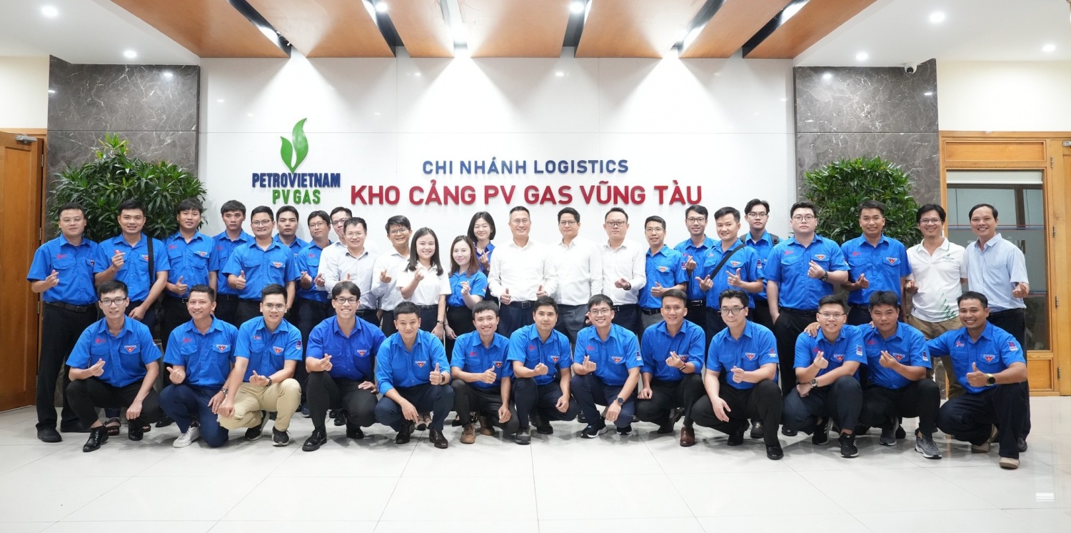 Lãnh đạo và ĐVTN Chi nhánh Logistics chụp ảnh lưu niệm tại Hội thảo
