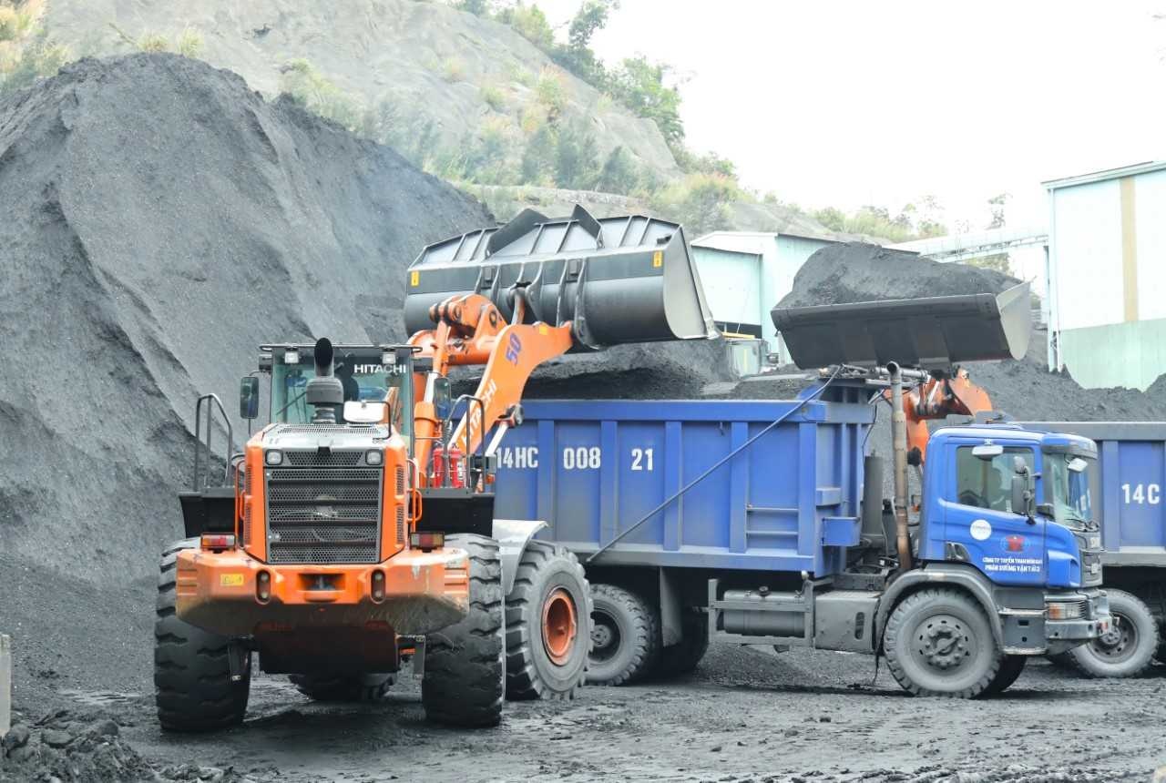 TKV - sản xuất đủ than cho các nhà máy điện 