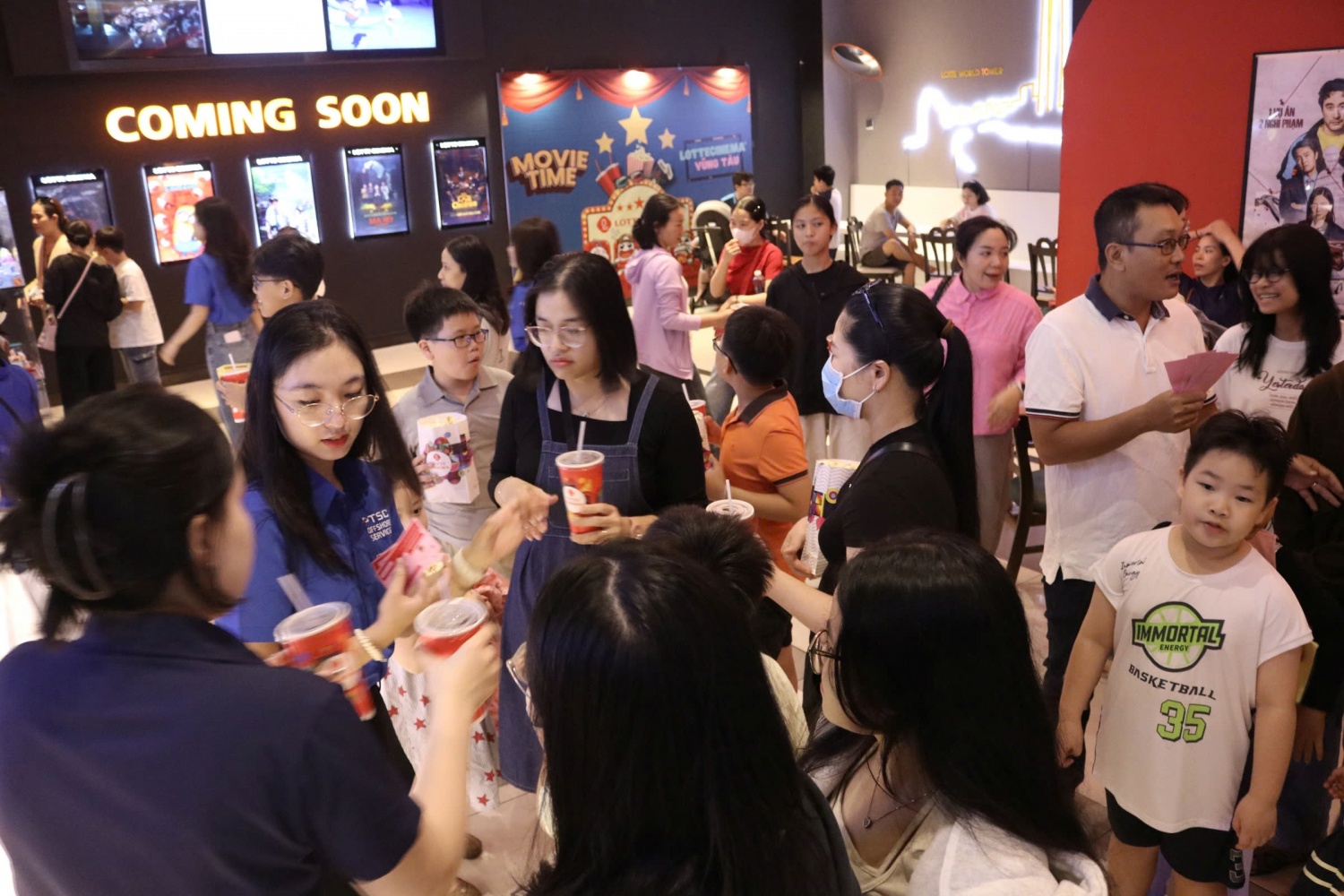 Các em thiếu nhi háo hức nhận bắp nước, chuẩn bị bước vào những suất chiếu phim đặc sắc.