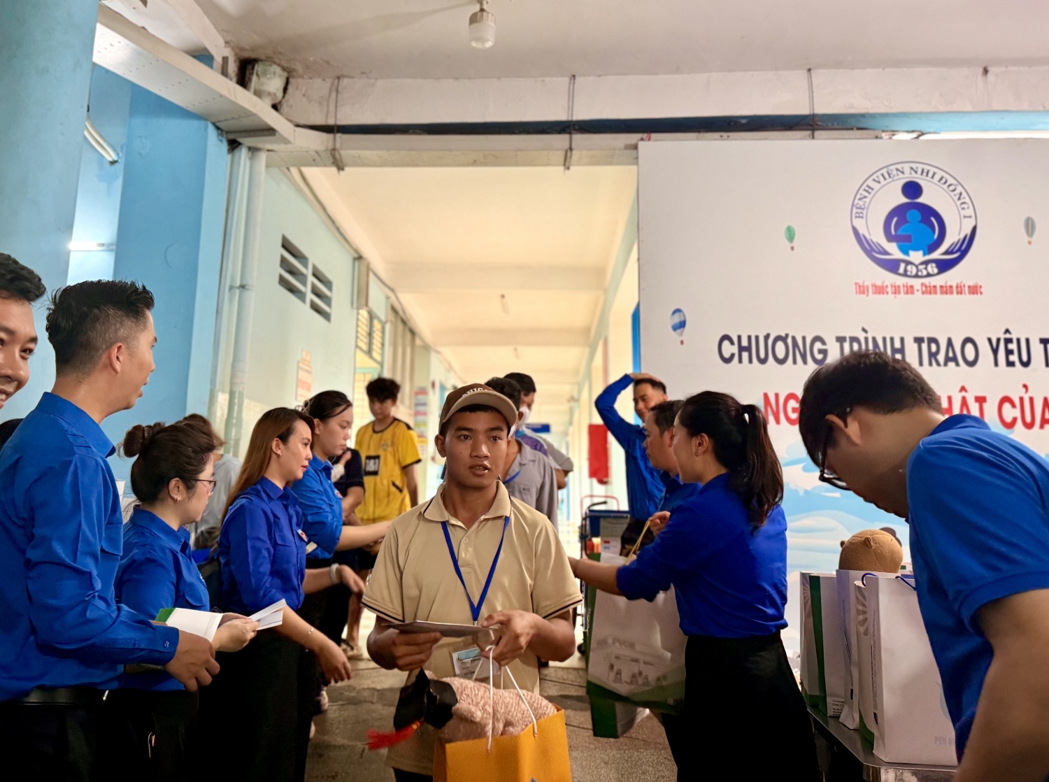 Tuổi trẻ Petrovietnam trao 200 phần quà 1/6 cho bệnh nhi Bệnh viện Nhi đồng 1