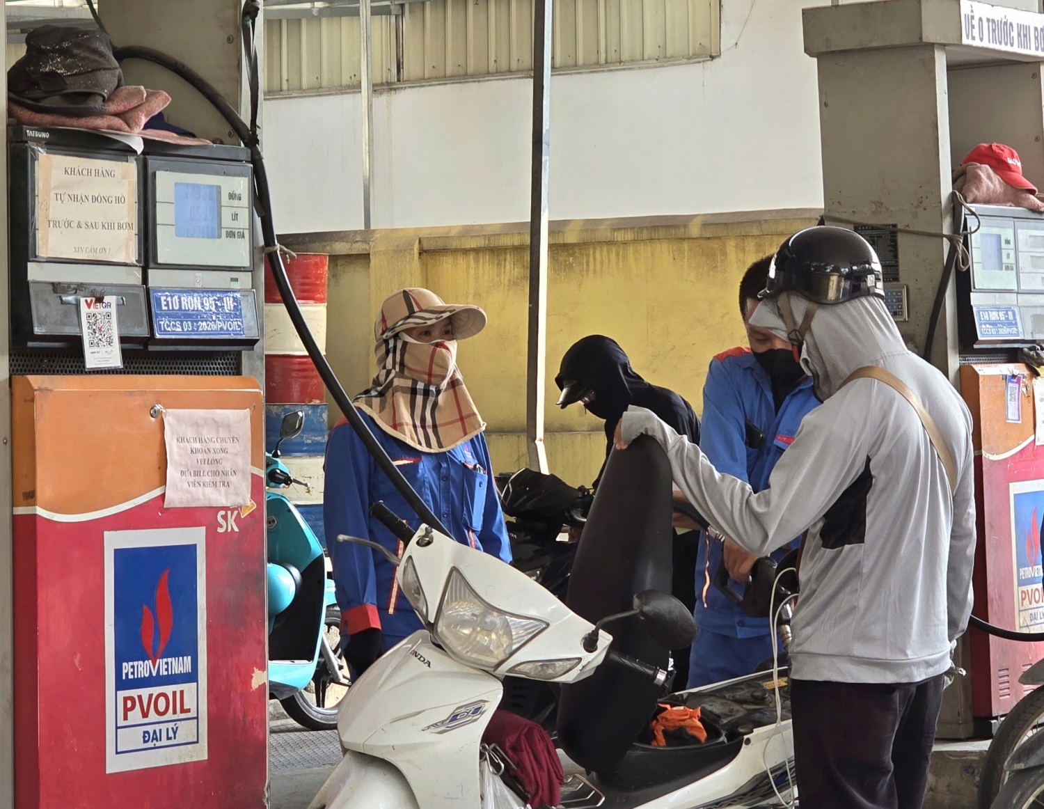 Xăng E10 ra thị trường: Cửa hàng chuyển đổi từng bước, người dân dần hưởng ứng
