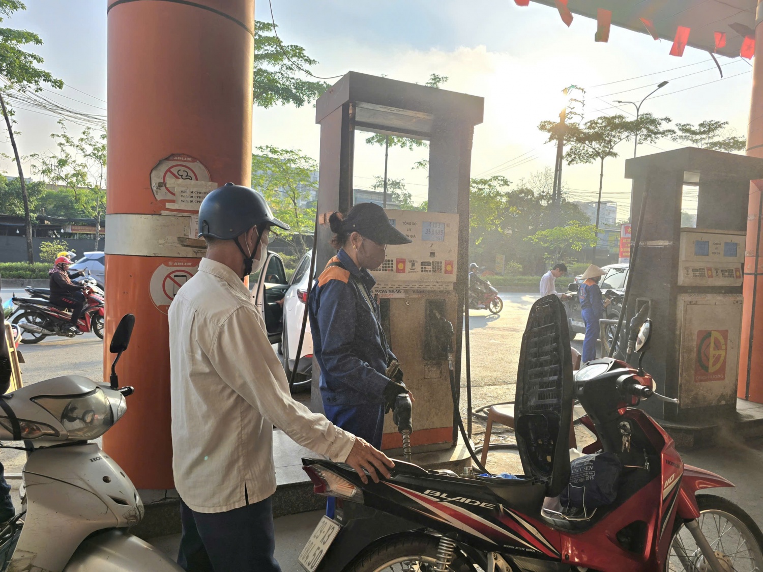 Xăng E10 ra thị trường: Cửa hàng chuyển đổi từng bước, người dân dần hưởng ứng