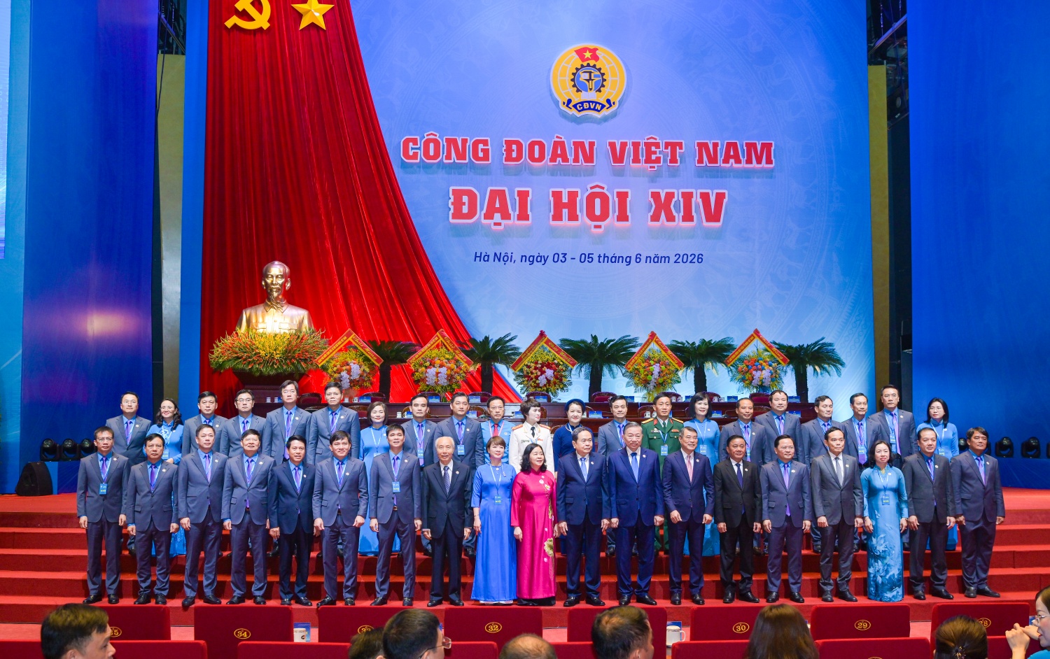 [Chùm ảnh] Đoàn Đại biểu Công đoàn Petrovietnam dự Phiên khai mạc trọng thể Đại hội Công đoàn Việt Nam lần thứ XIV