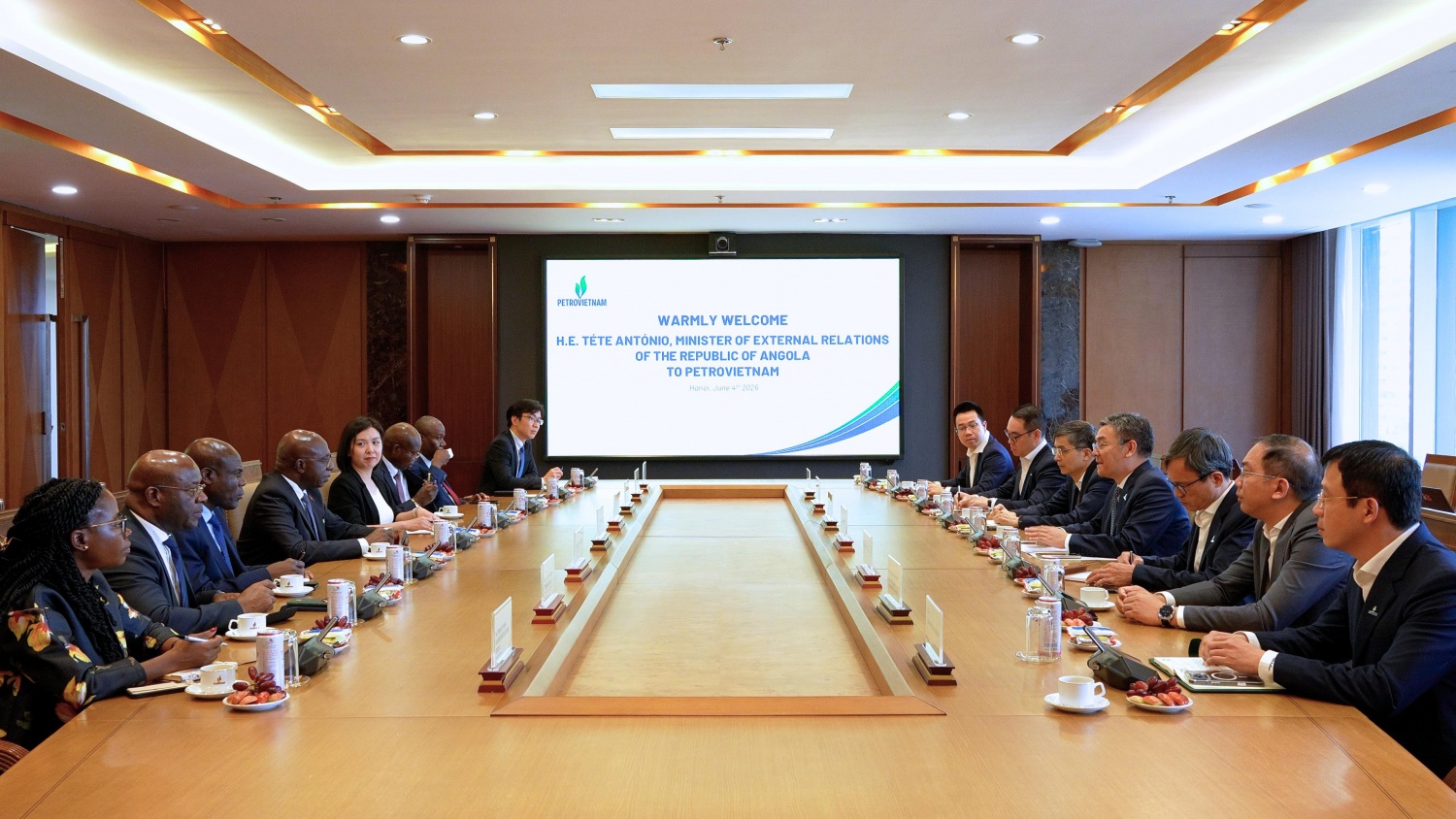 Petrovietnam thúc đẩy hợp tác dầu khí với Angola
