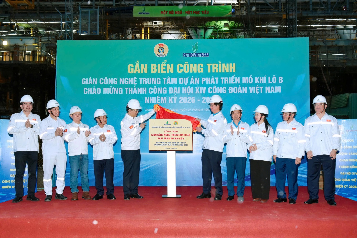 Gắn biển công trình Giàn công nghệ trung tâm Dự án phát triển mỏ khí Lô B chào mừng thành công Đại hội XIV Công đoàn Việt Nam