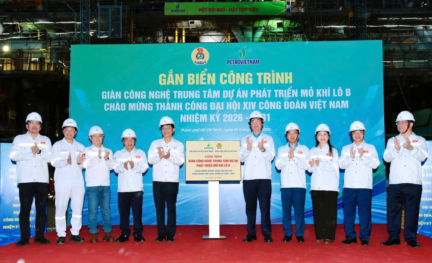 Gắn biển công trình Giàn công nghệ trung tâm Dự án phát triển mỏ khí Lô B chào mừng thành công Đại hội XIV Công đoàn Việt Nam