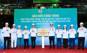 Gắn biển công trình Giàn công nghệ trung tâm Dự án phát triển mỏ khí Lô B chào mừng thành công Đại hội XIV Công đoàn Việt Nam