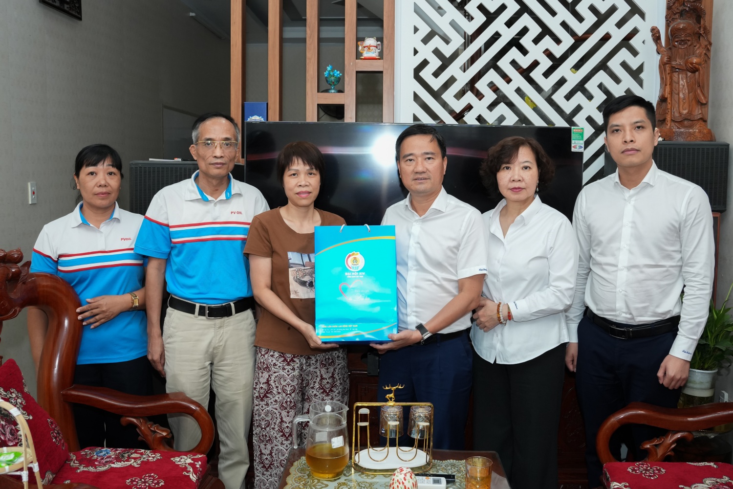 Công đoàn Petrovietnam trao “Những món quà từ Đại hội” động viên người lao động mắc bệnh hiểm nghèo tại Hải Phòng và Ninh Bình