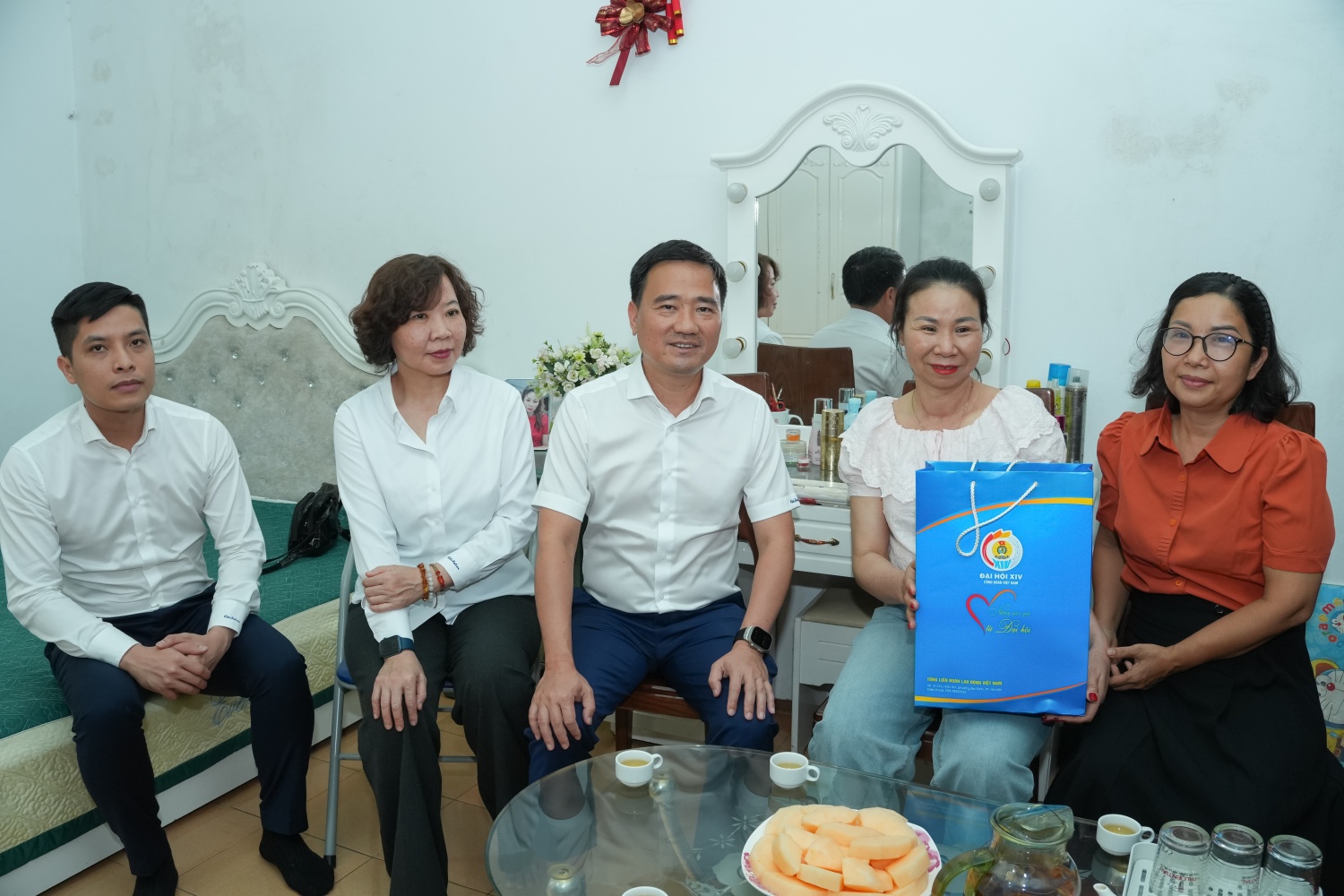 Công đoàn Petrovietnam trao “Những món quà từ Đại hội” động viên người lao động mắc bệnh hiểm nghèo tại Hải Phòng và Ninh Bình