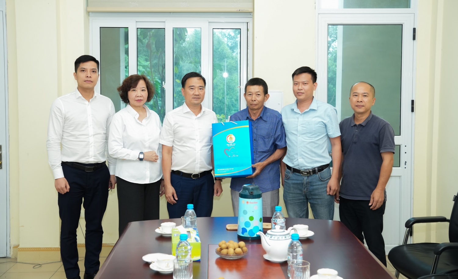 Công đoàn Petrovietnam trao “Những món quà từ Đại hội” động viên người lao động mắc bệnh hiểm nghèo tại Hải Phòng và Ninh Bình