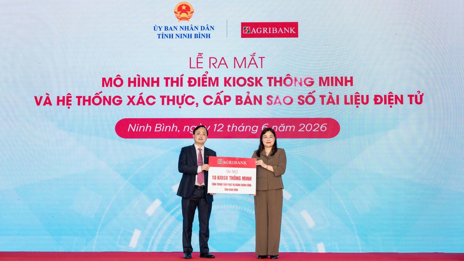 Agribank đồng hành cùng tỉnh Ninh Bình triển khai mô hình Kiosk thông minh: “Cú hích” chuyển đổi số hành chính công Agribank đồng hành cùng tỉnh Ninh Bình triển khai mô hình Kiosk thông minh: “Cú hích” chuyển đổi số hành chính công