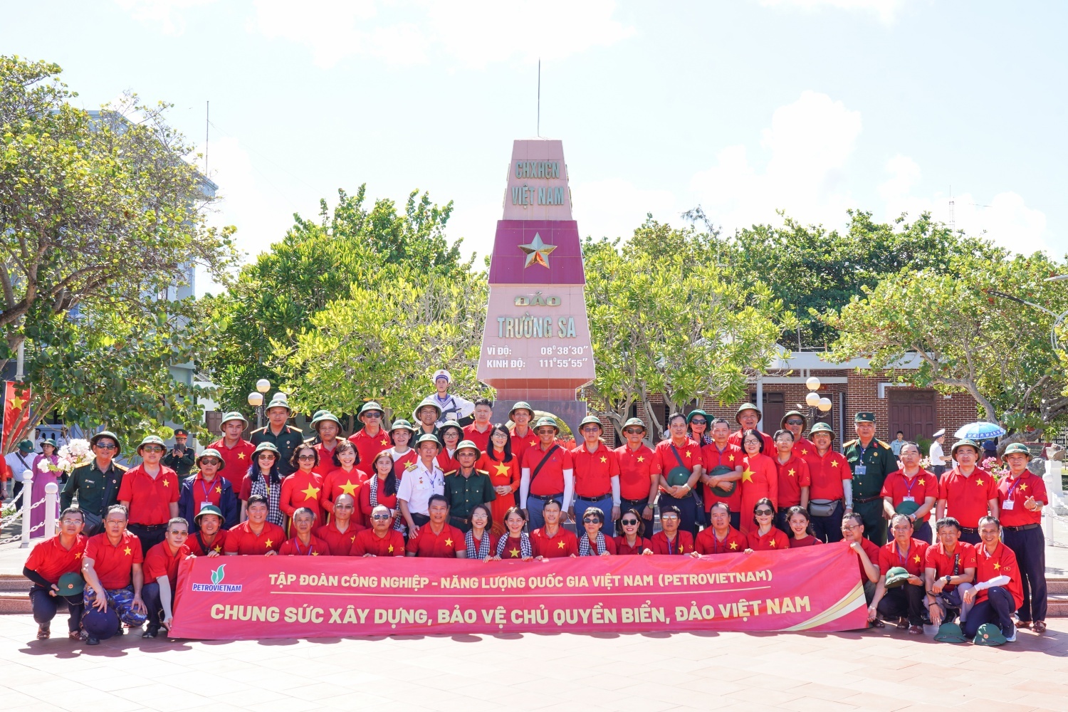 Đoàn công tác Petrovietnam đến thăm hỏi và tặng quà các cán bộ, chiến sĩ, người dân Trường Sa (Ảnh chụp tại mốc chủ quyền đảo Trường Sa)