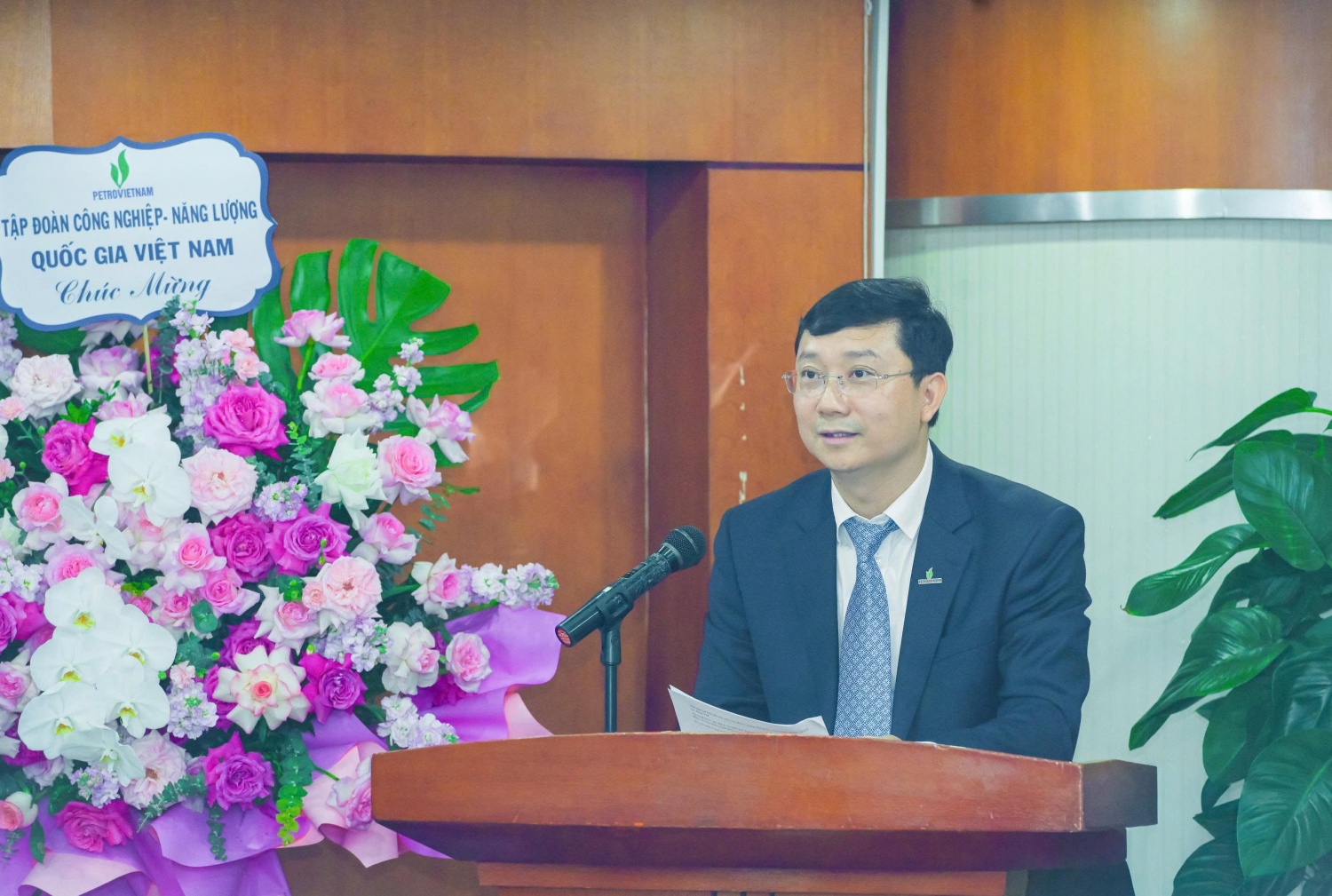 Petrovietnam trao quyết định giao nhiệm vụ Viện trưởng Viện Dầu khí Việt Nam Petrovietnam trao quyết định giao nhiệm vụ Viện trưởng Viện Dầu khí Việt Nam