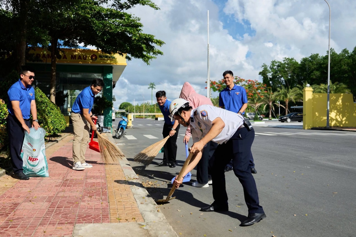 Phân bón Cà Mau phát động ra quân tổng vệ sinh môi trường công nghiệp