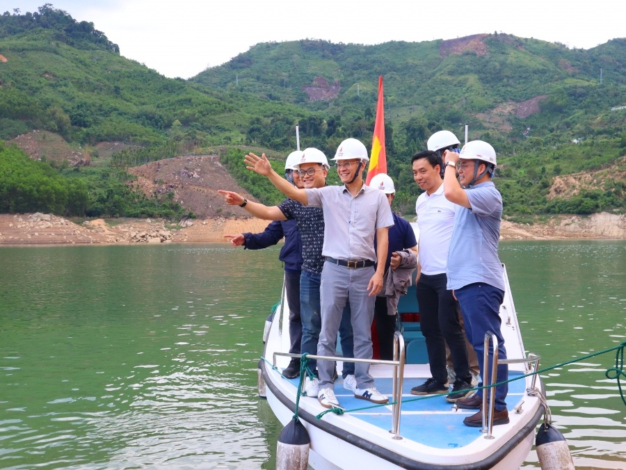 Khảo sát đầu tư dự án điện mặt trời tại hồ Thủy điện Đakđrinh Khảo sát đầu tư dự án điện mặt trời tại hồ Thủy điện Đakđrinh