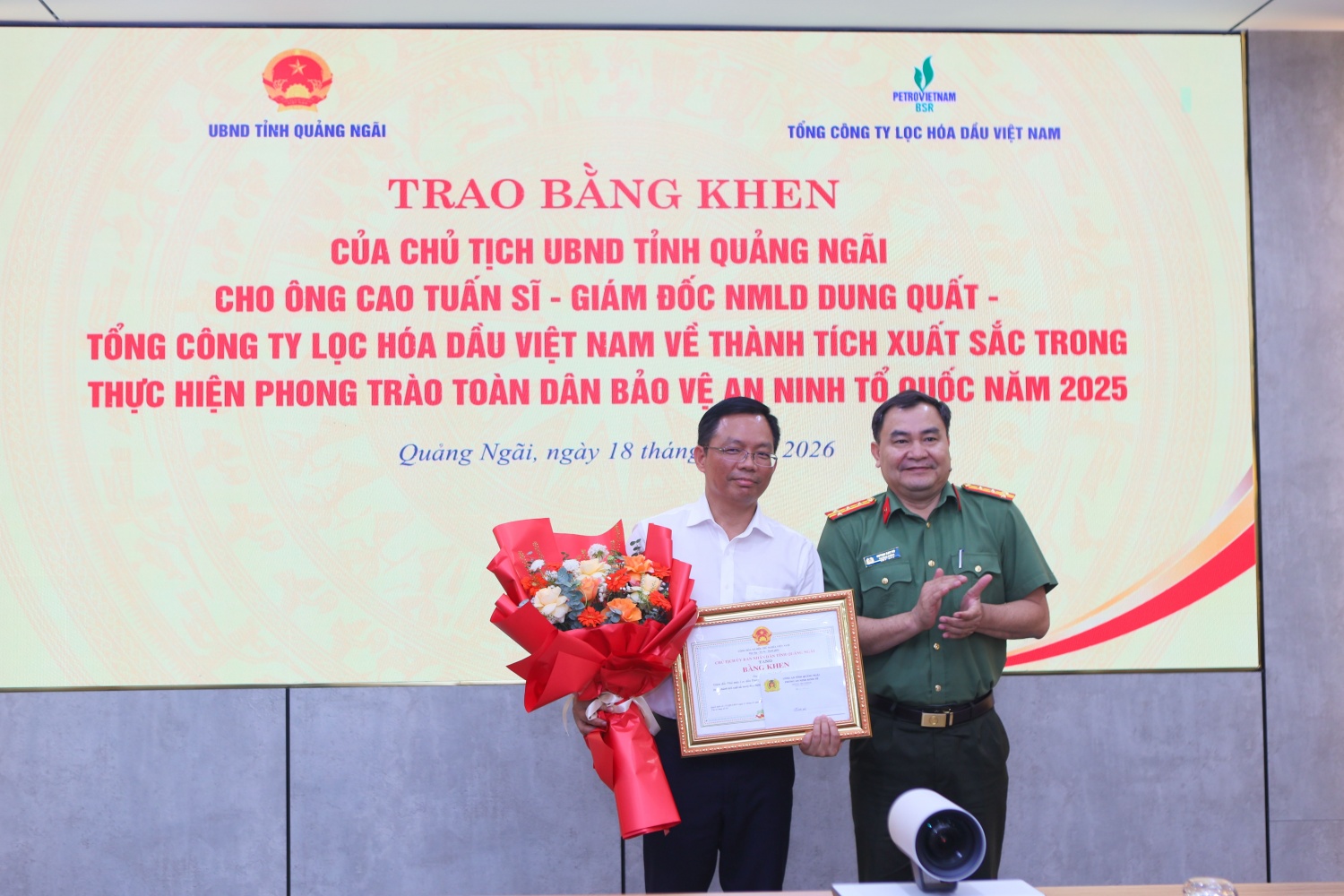 Giám đốc NMLD Dung Quất được trao tặng bằng khen trong phong trào toàn dân bảo vệ an ninh Tổ quốc Giám đốc NMLD Dung Quất được trao tặng bằng khen trong phong trào toàn dân bảo vệ an ninh Tổ quốc