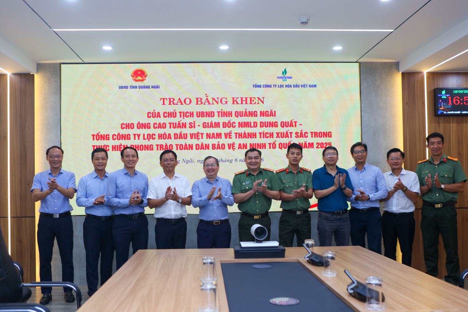 Các đồng chí Phòng An ninh kinh tế Công an tỉnh Quảng Ngãi, Đảng uỷ BSR và các Ban chức năng BSR chúc mừng ông Cao Tuấn Sĩ – Giám đốc NMLD Dung Quất được vinh danh, tặng bằng khen trong phong trào bảo vệ an ninh Tổ quốc. Các đồng chí Phòng An ninh kinh tế Công an tỉnh Quảng Ngãi, Đảng uỷ BSR và các Ban chức năng BSR chúc mừng ông Cao Tuấn Sĩ – Giám đốc NMLD Dung Quất được vinh danh, tặng bằng khen trong phong trào bảo vệ an ninh Tổ quốc.