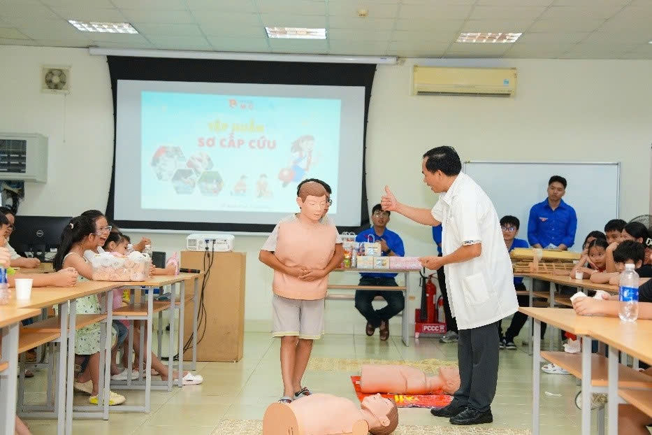 Thanh niên PTSC M&C trang bị kỹ năng sơ cấp cứu cho thiếu nhi trong dịp hè 2026