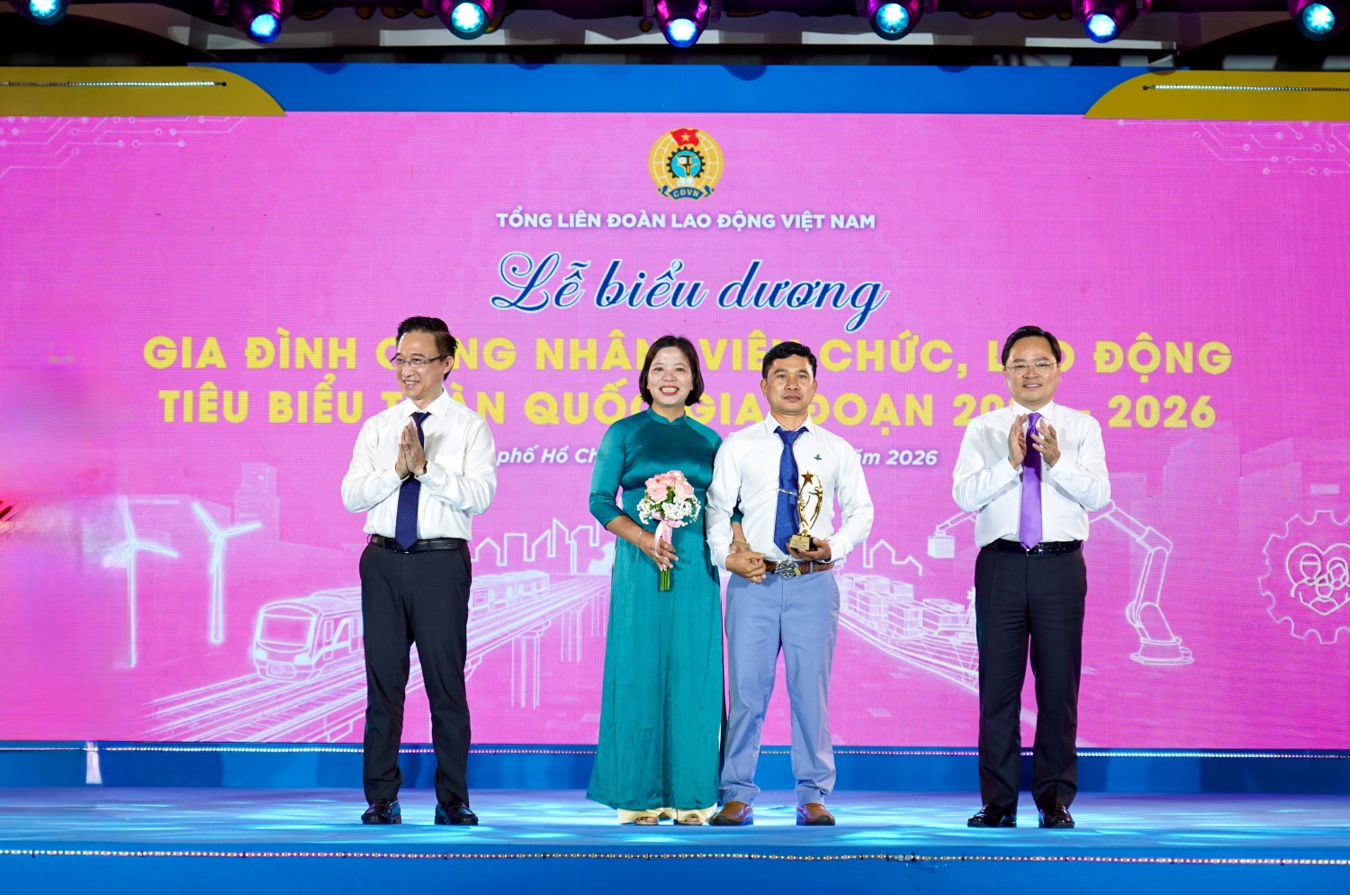 Hai gia đình người lao động Petrovietnam được tuyên dương “Gia đình tiêu biểu toàn quốc”