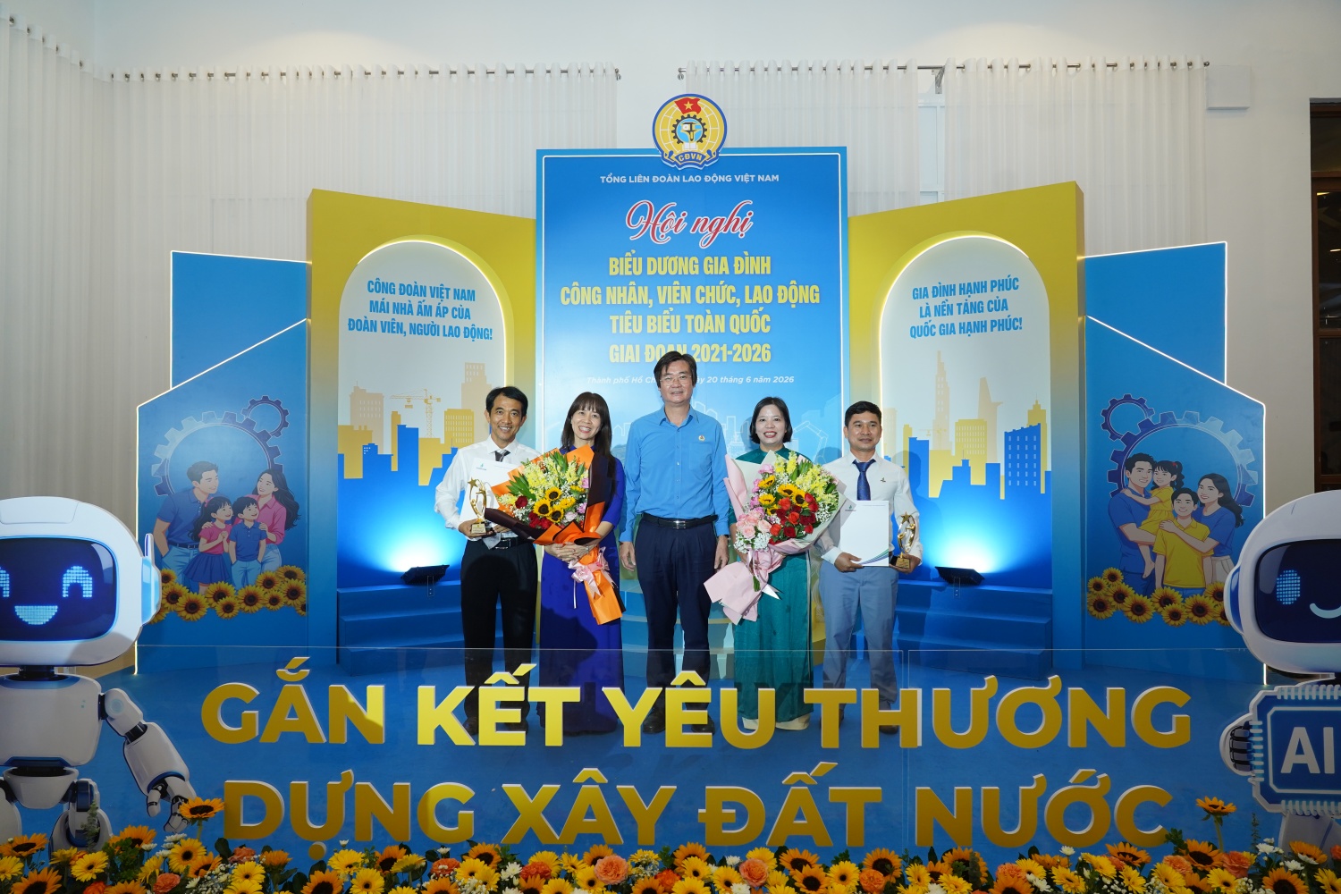 Hai gia đình người lao động Petrovietnam được tuyên dương “Gia đình tiêu biểu toàn quốc”