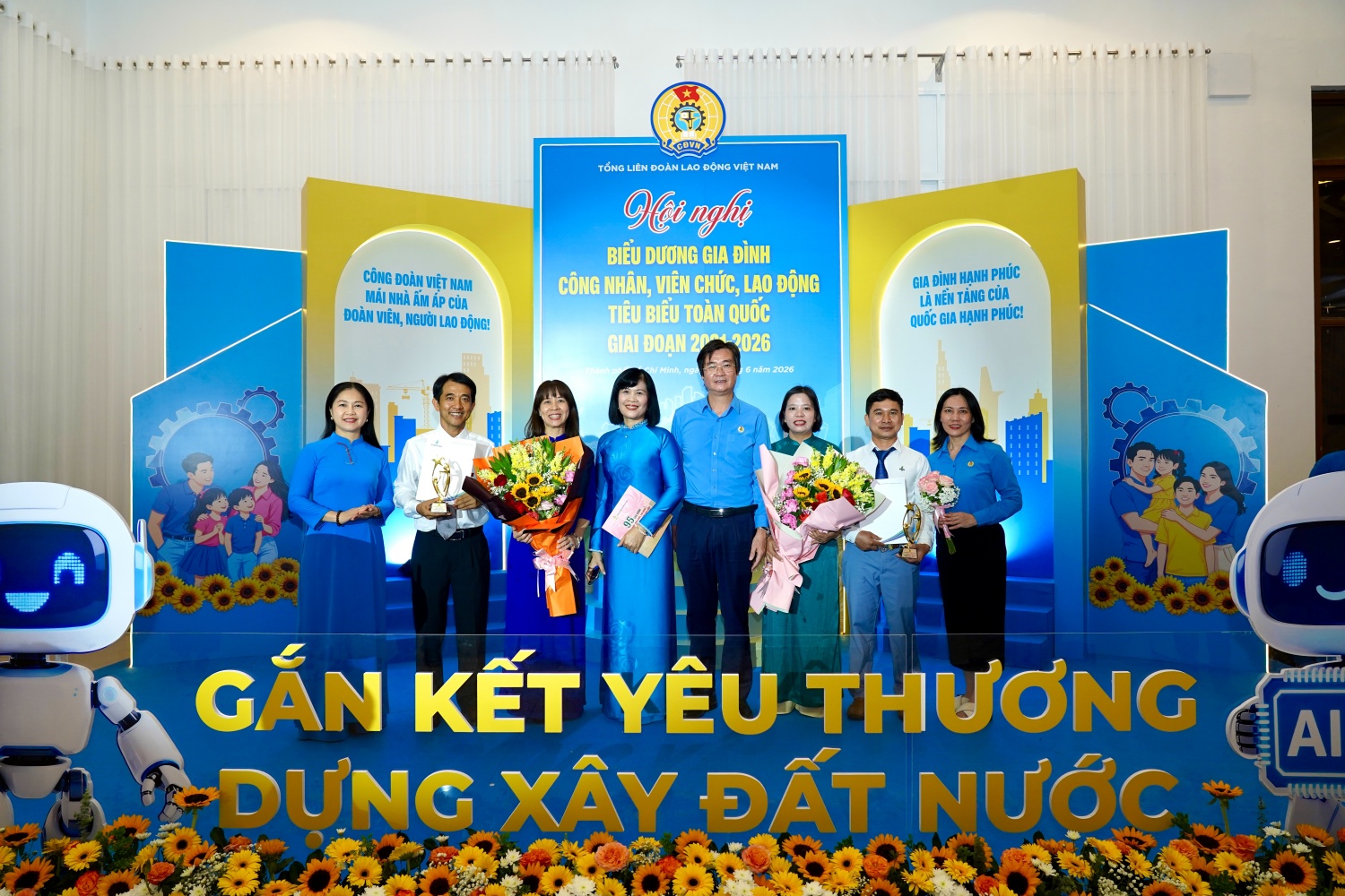 Hai gia đình người lao động Petrovietnam được tuyên dương “Gia đình tiêu biểu toàn quốc”
