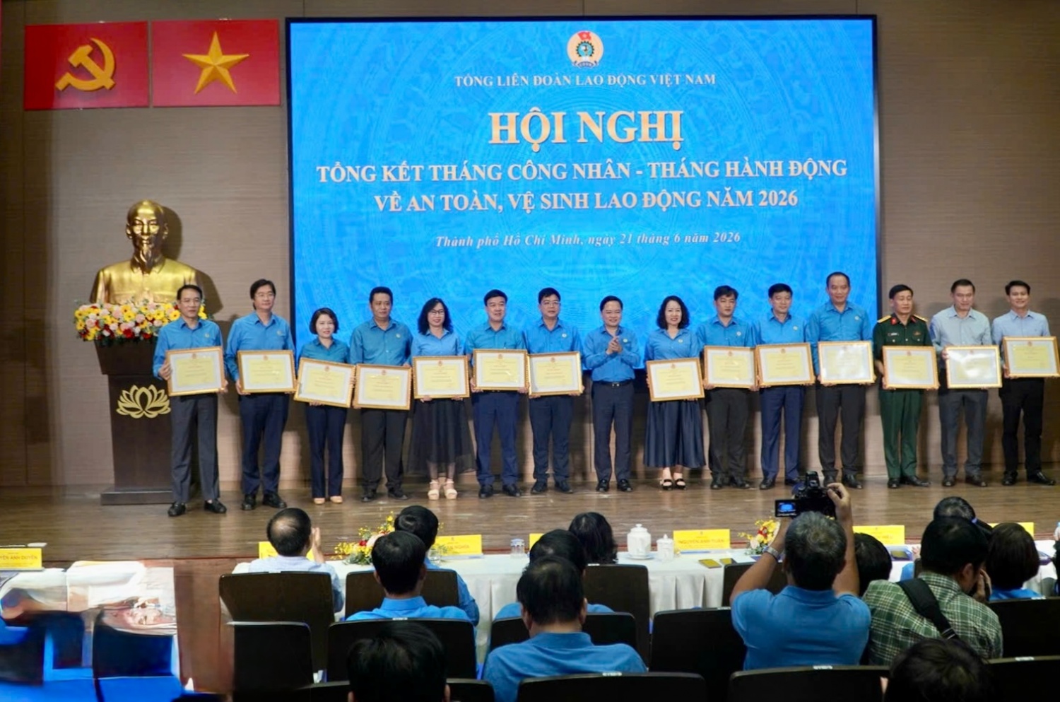 Công đoàn Petrovietnam được vinh danh đạt thành tích xuất sắc trong Tháng Công nhân và Tháng hành động về ATVSLĐ năm 2026
