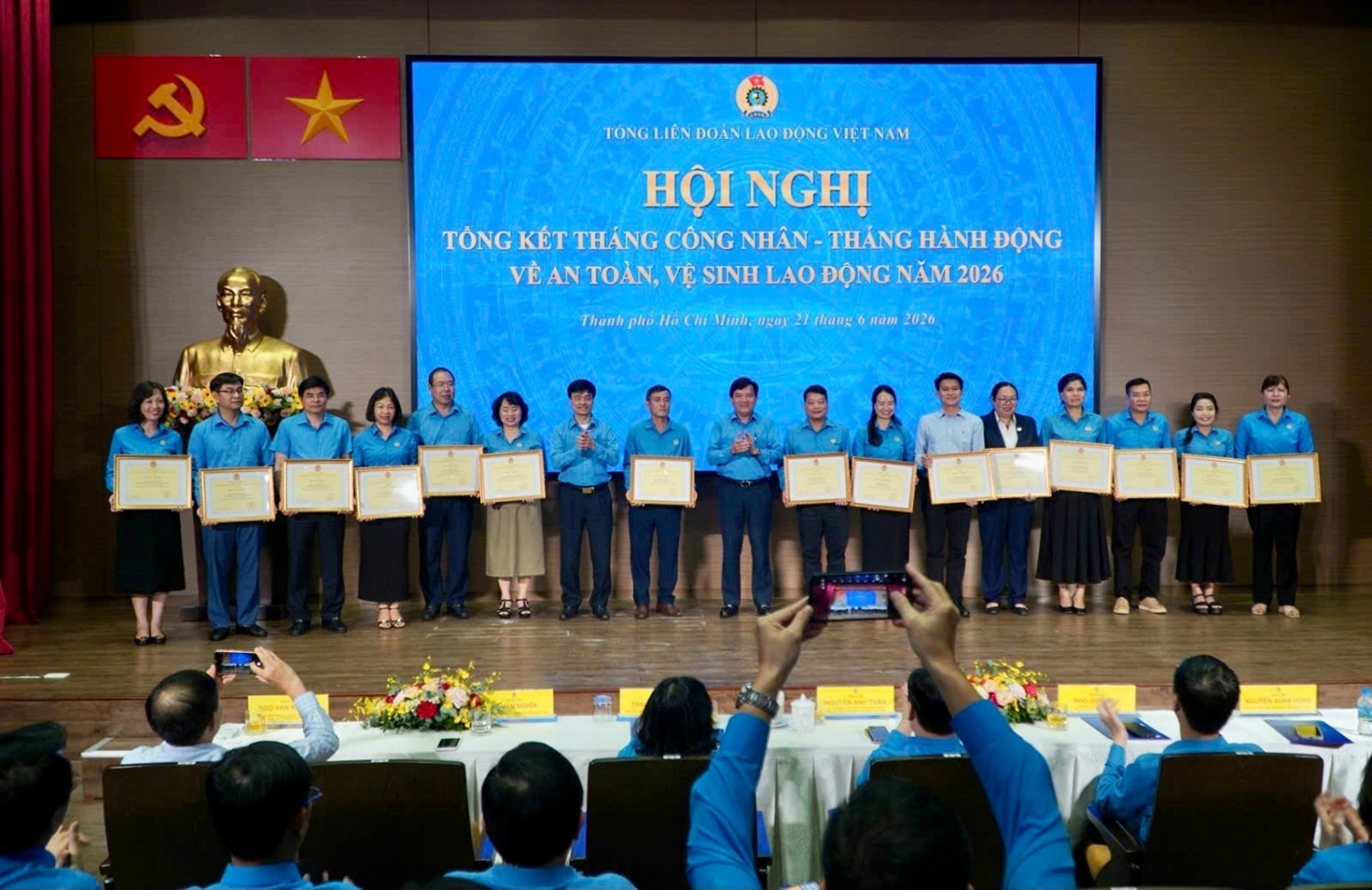 Công đoàn Petrovietnam được vinh danh đạt thành tích xuất sắc trong Tháng Công nhân và Tháng hành động về ATVSLĐ năm 2026