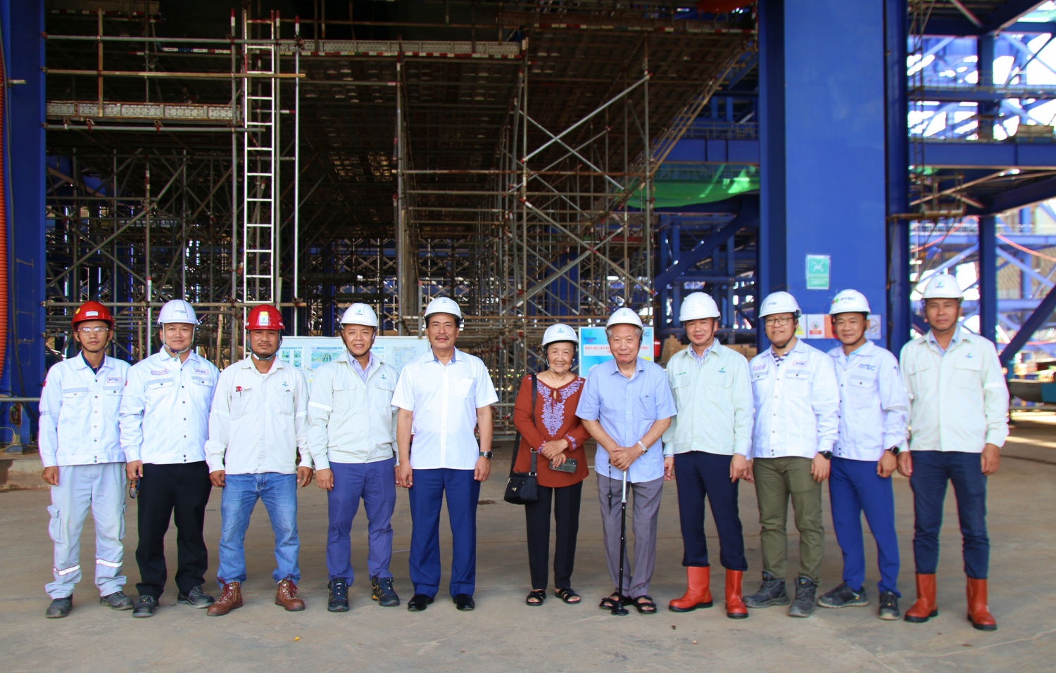 Trao Huy hiệu 45 năm tuổi Đảng cho đồng chí Ngô Thường San